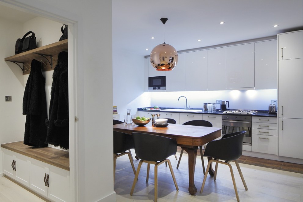 North London apartment | Kitchen and entrance cloakroom | Interior Designers