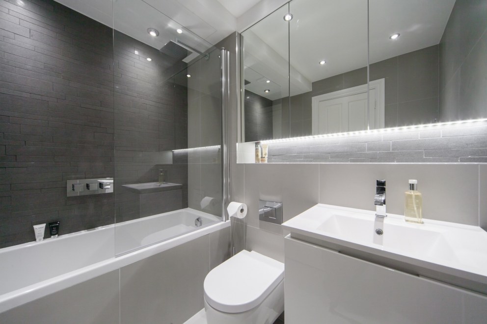 Richmond Apartment | Family bathroom | Interior Designers