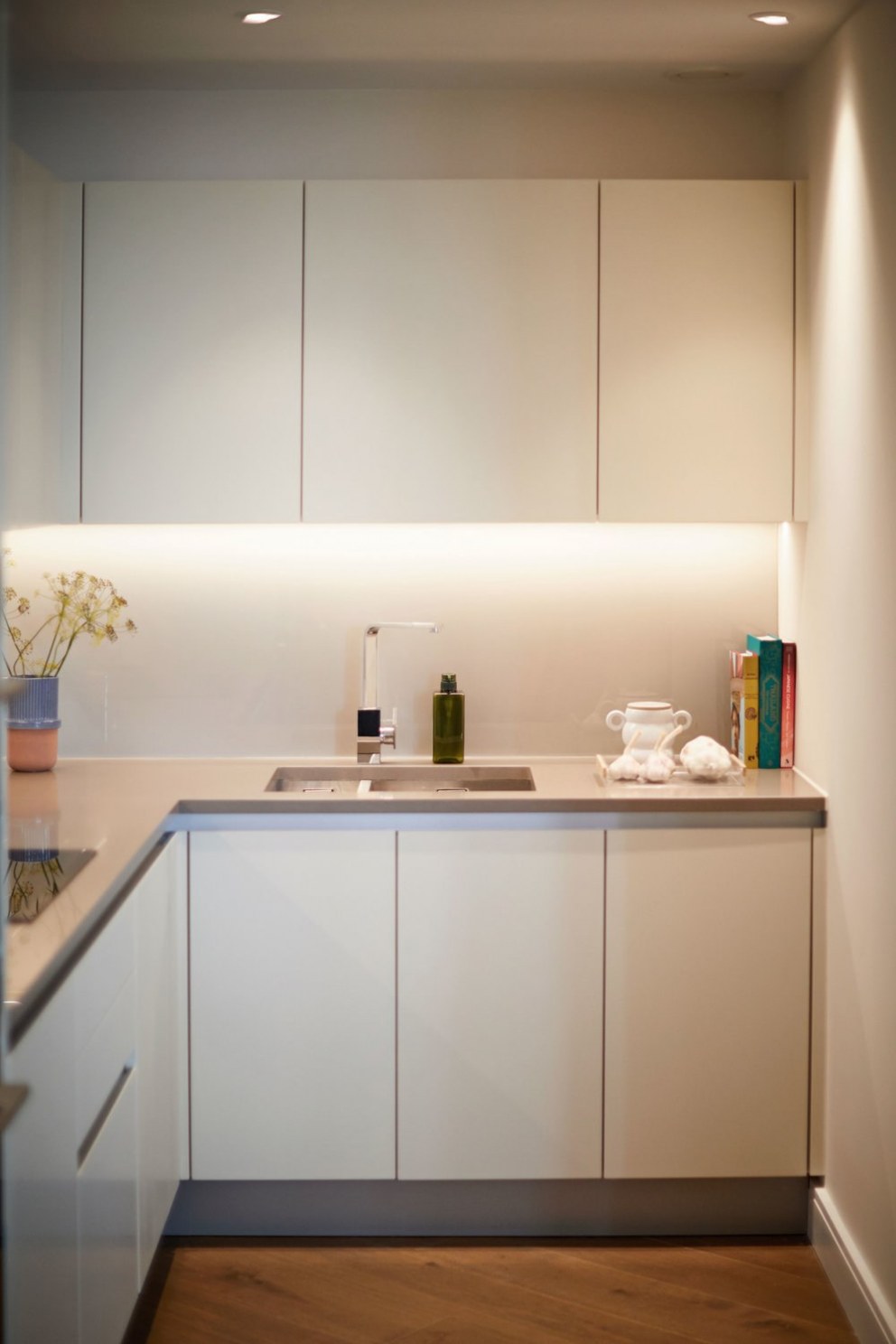 Battersea Modern Apartment | Kitchen | Interior Designers
