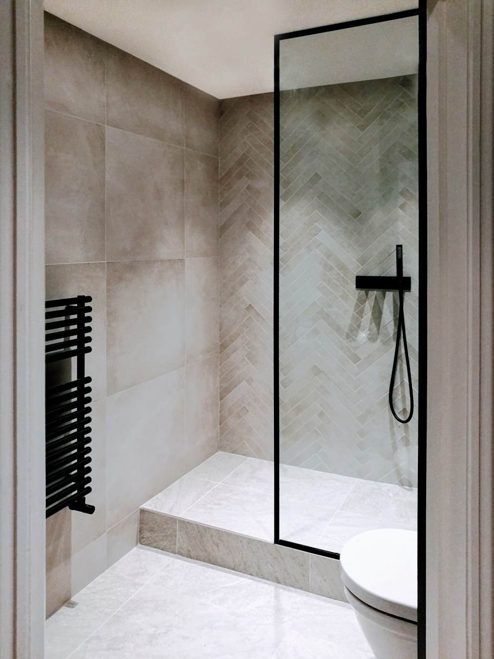 Kensington Flat | Bathroom with walk-in shower | Interior Designers