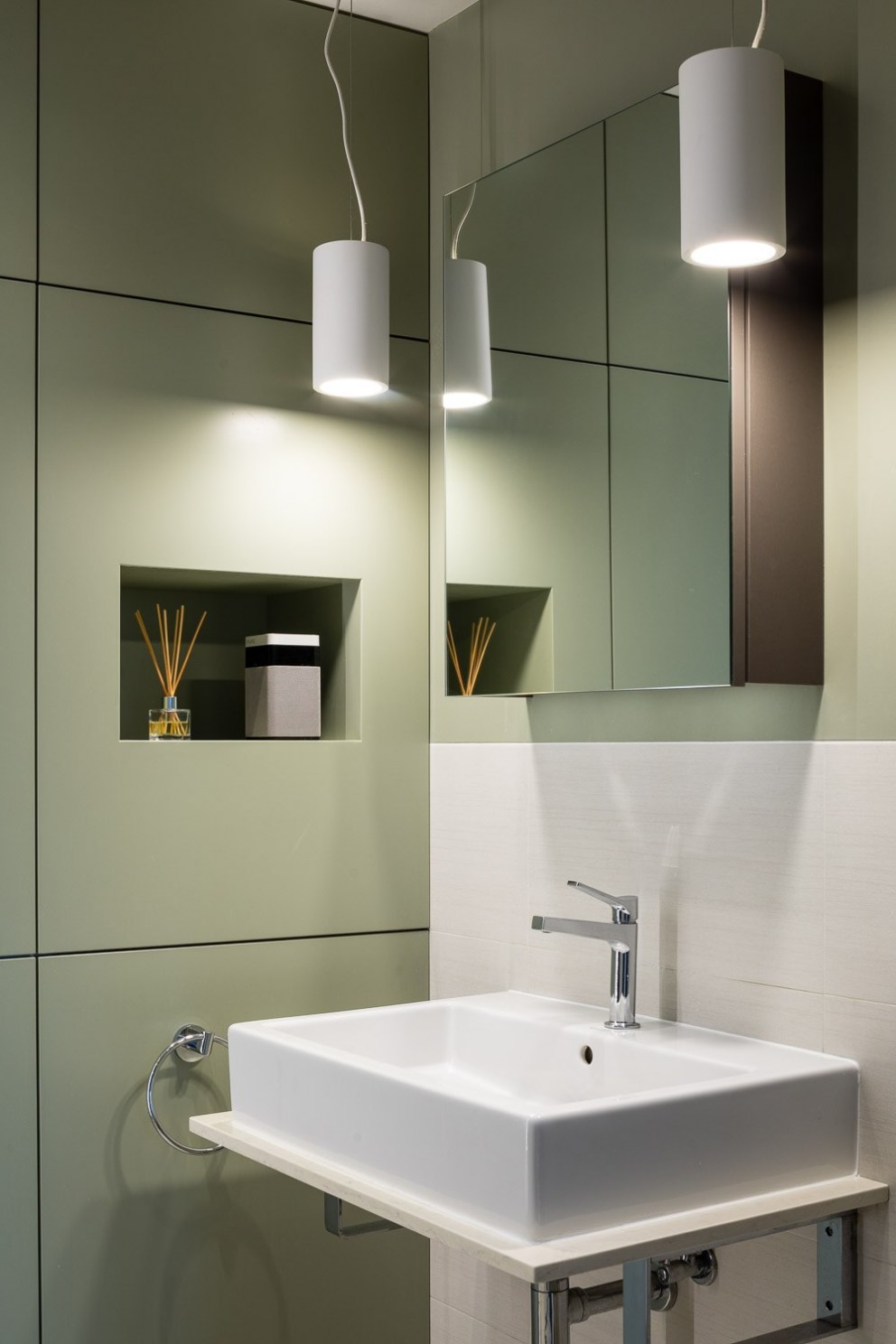 Canary Wharf Apartment | Bathroom | Interior Designers