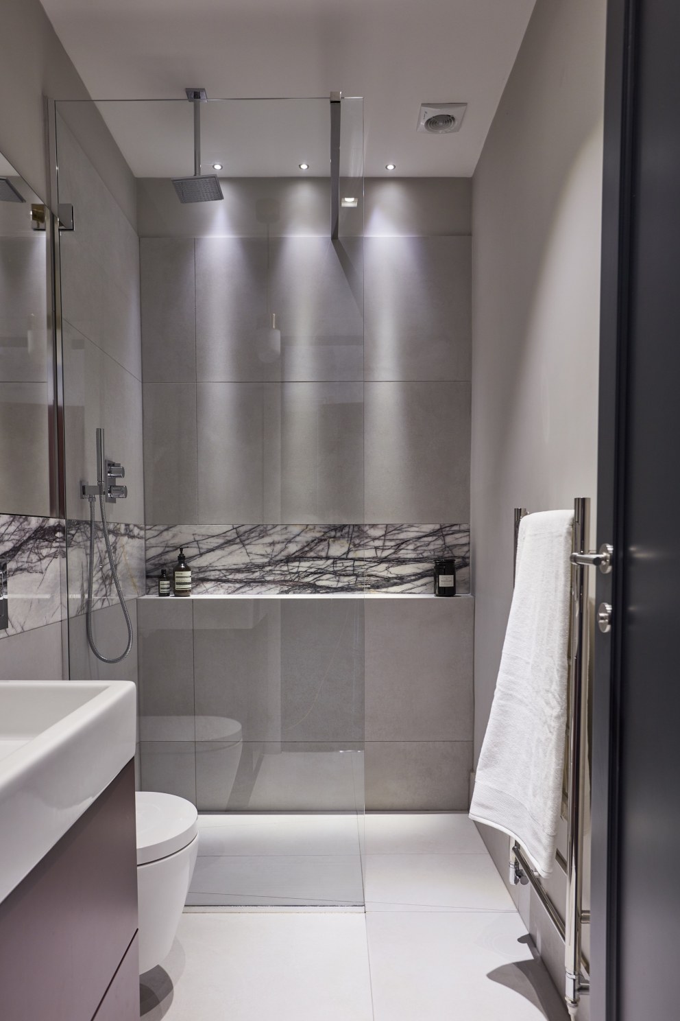 Notting Hill modern apartment | Bathroom | Interior Designers