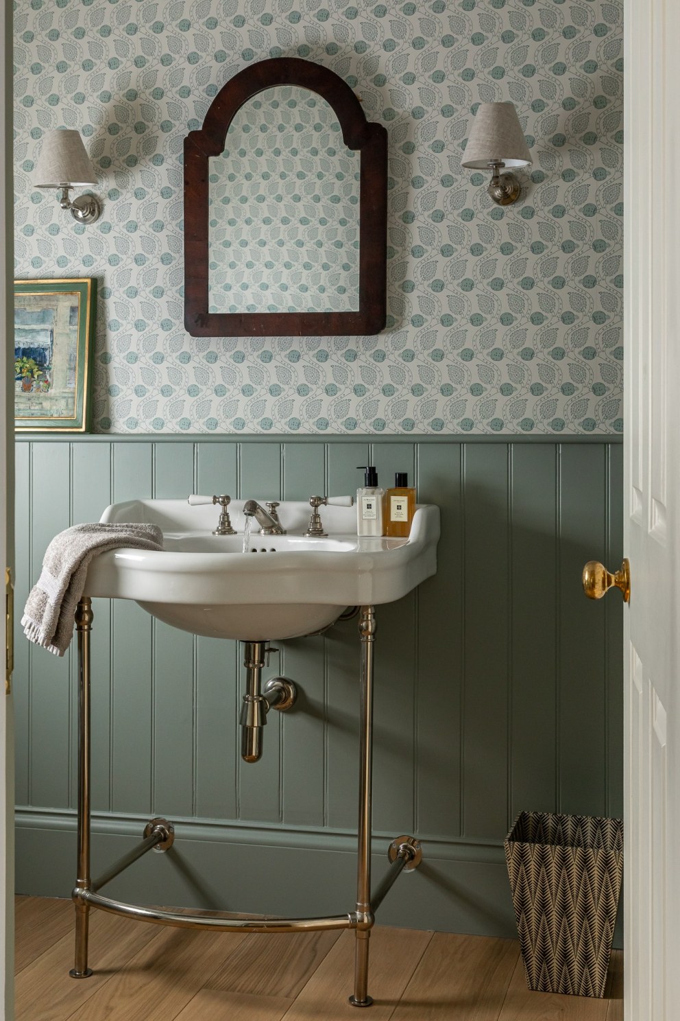 Hampshire Farmhouse | bathroom | Interior Designers