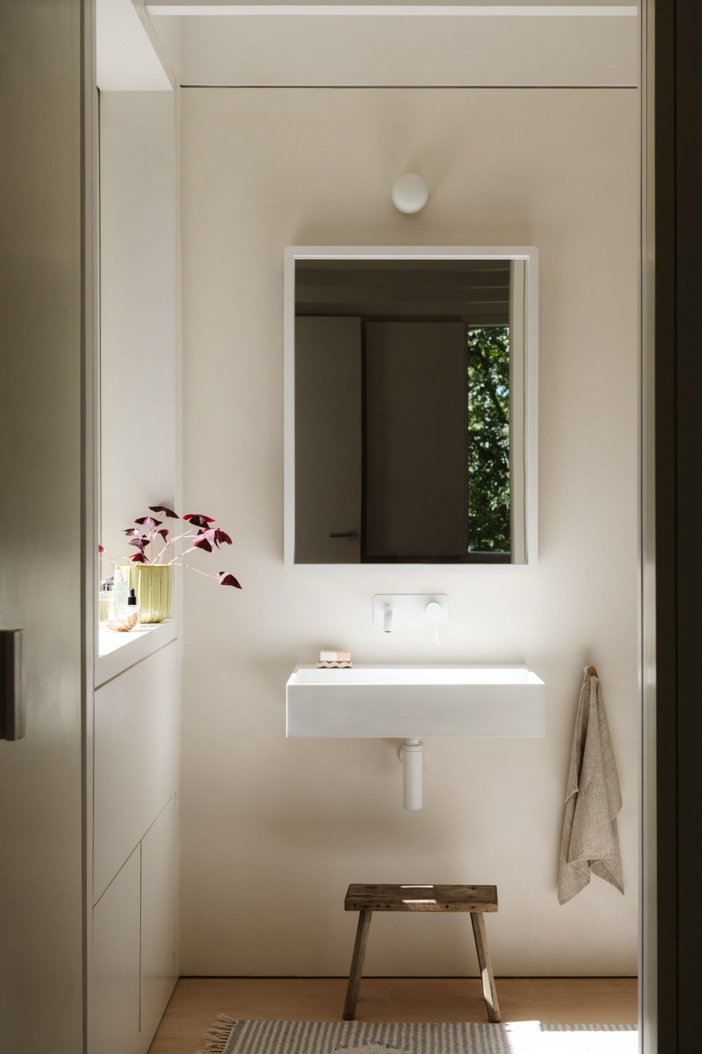 Coach House, East Dulwich | Calm minimal en suite bathroom | Interior Designers