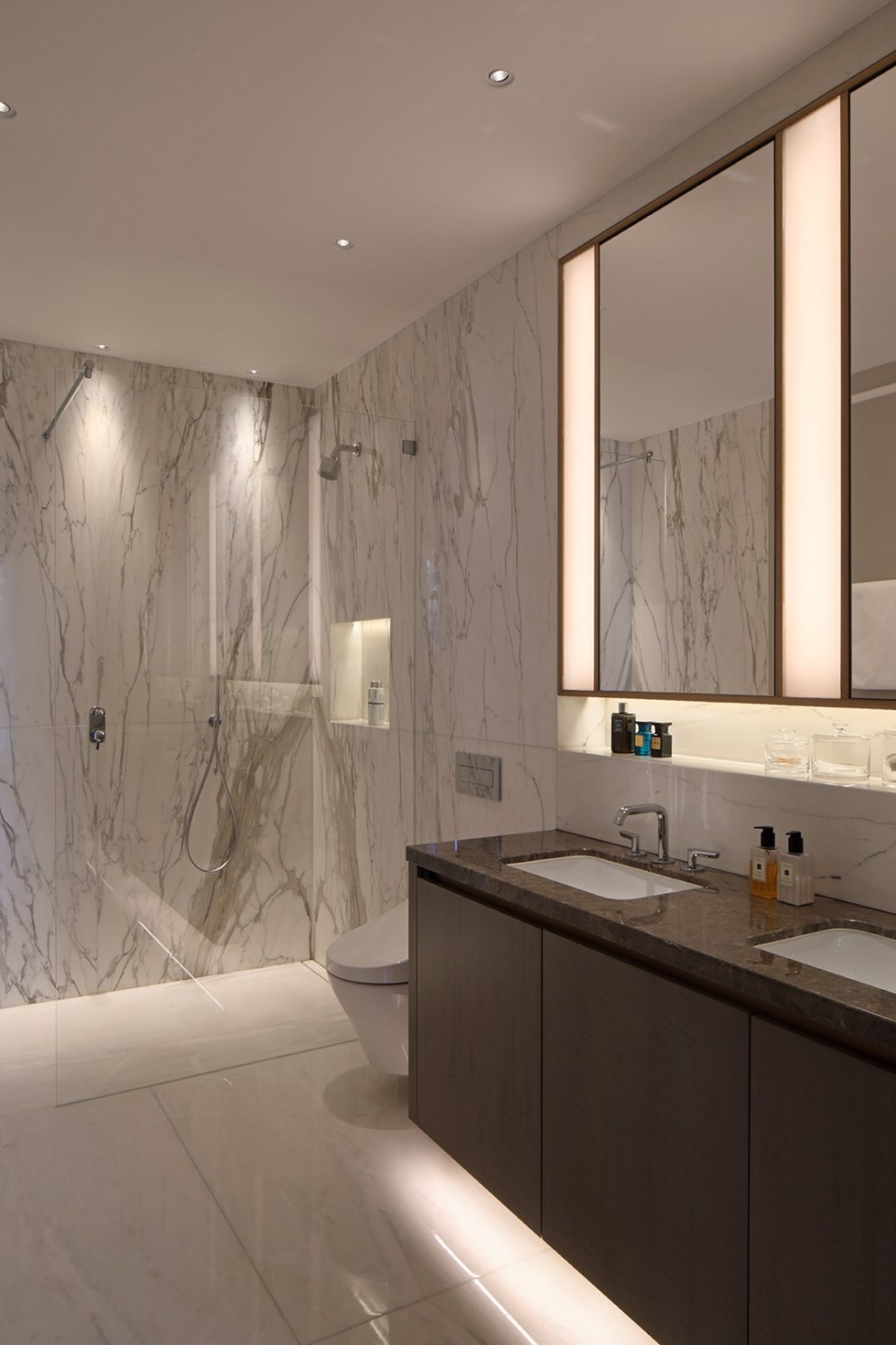 Eaton Square lateral apartment  | Master Bedroom Ensuite  | Interior Designers